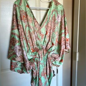 NWOT Vici collection Jobelle Kimono Sleeve Printed Satin Romper in Mint/Coral